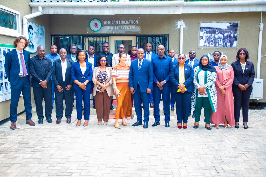Balozi wa Ufaransa nchini Tanzania, Mhe. Anne Sophie Avé akiwa kwenye picha ya pamoja na Katibu Mkuu wa Wizara ya Habari, Utamaduni, Sanaa na Michezo, Bw. Gerson Msigwa, Naibu Katibu mkuu wa Wizara Bw. Methusela Ntonda na  viongozi mbalimbali Kutoka  taasisi zilizo chini ya Wizara hiyo.